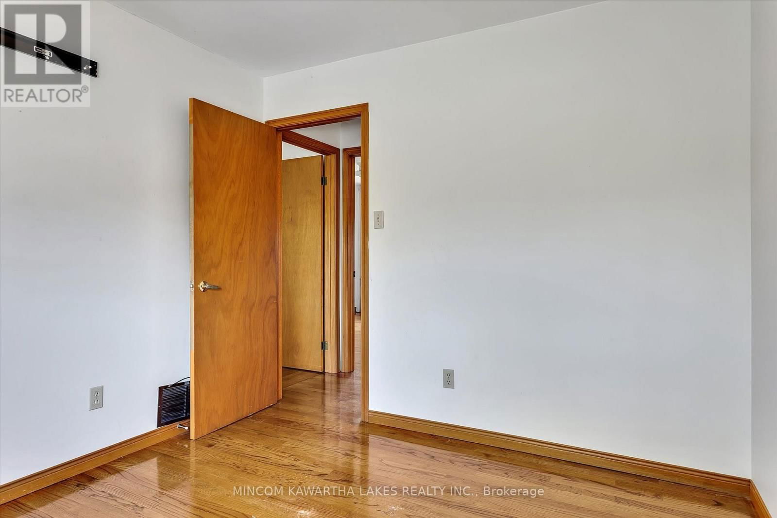 1914 PARKWOOD CIRCLE Image 31