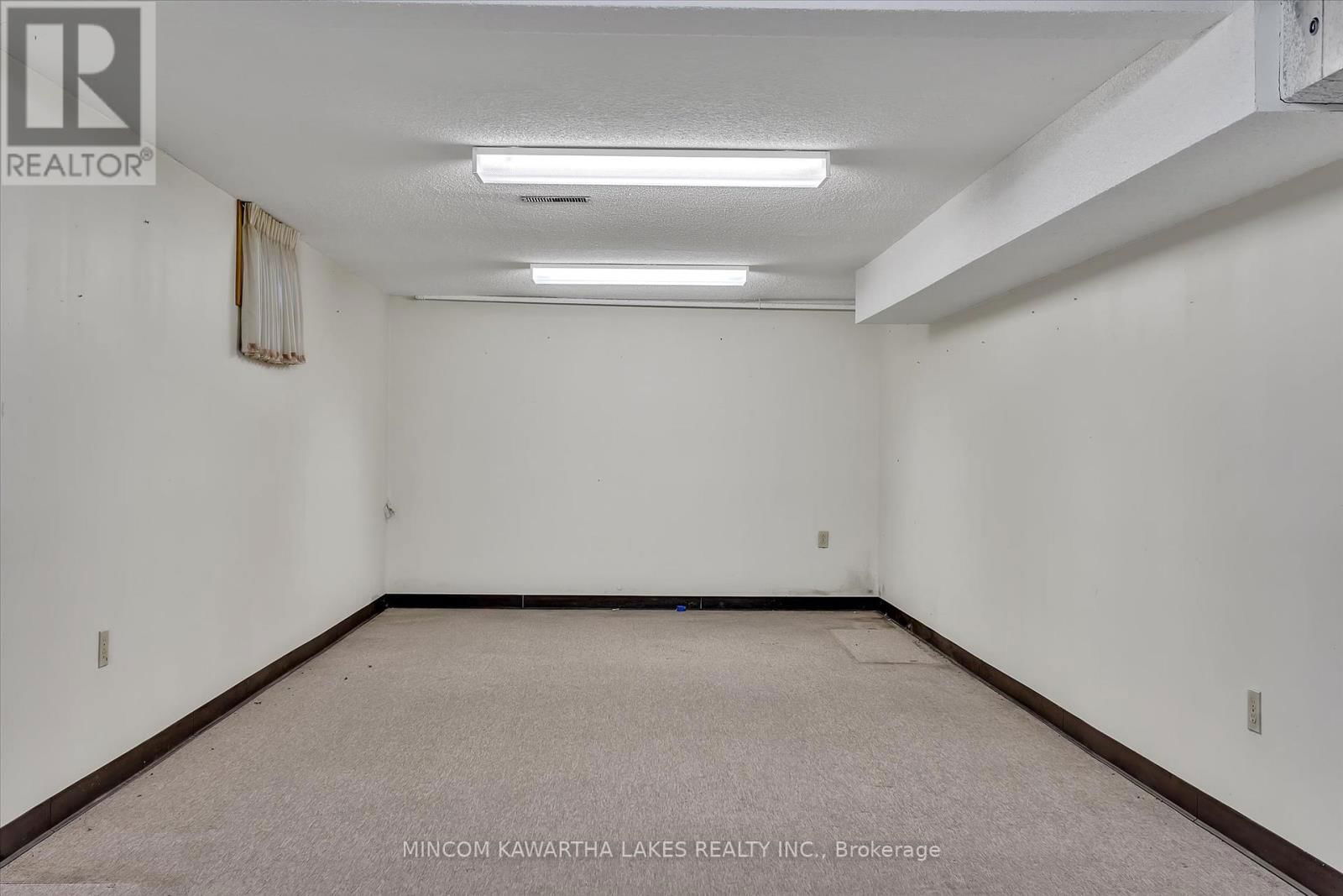 1914 PARKWOOD CIRCLE Image 34