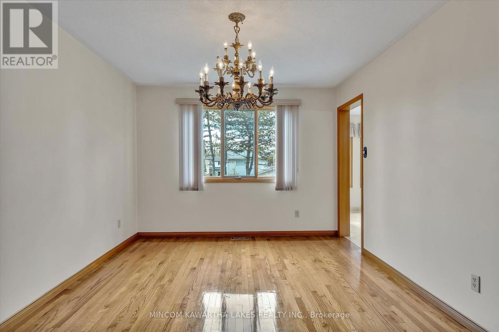 1914 PARKWOOD CIRCLE Image 9