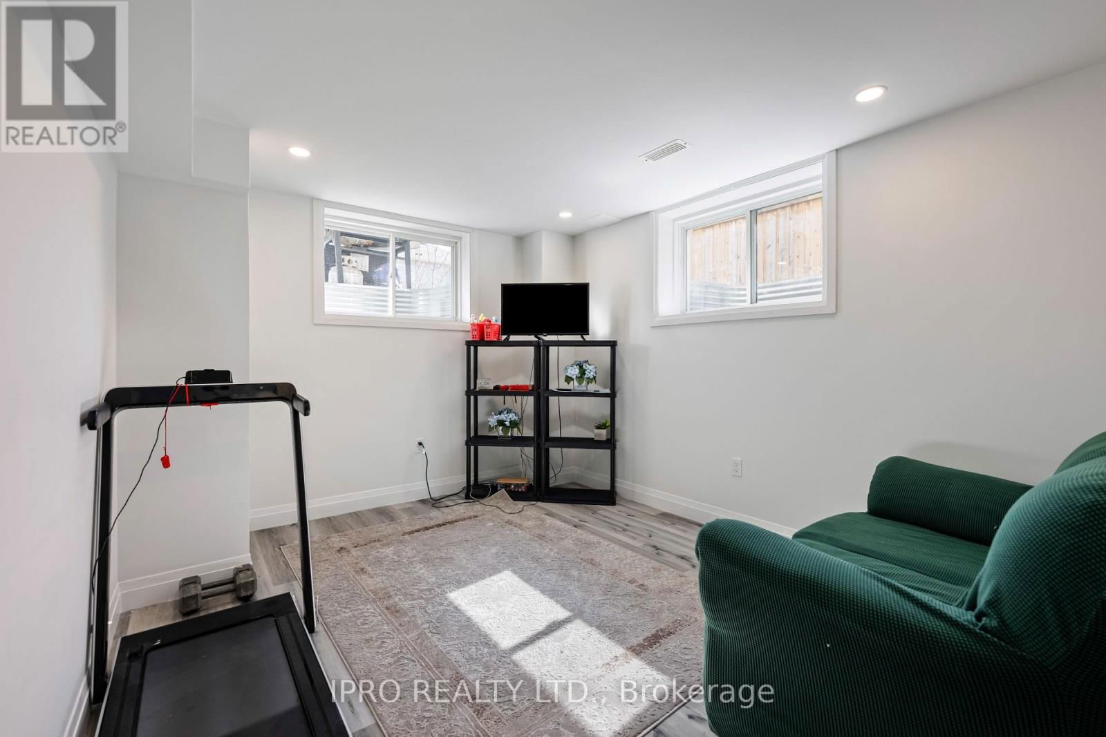 120 COURTNEY STREET Image 22