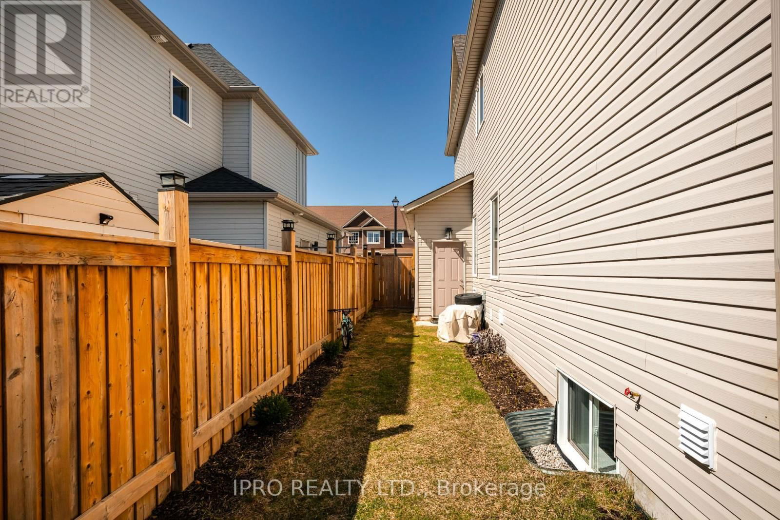 120 COURTNEY STREET Image 25