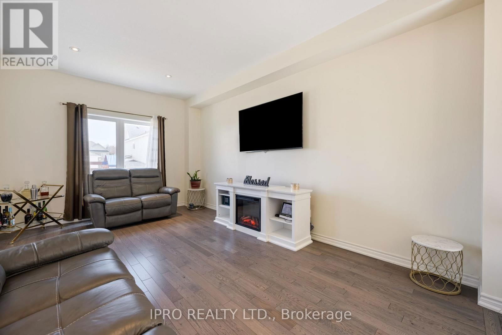 120 COURTNEY STREET Image 6