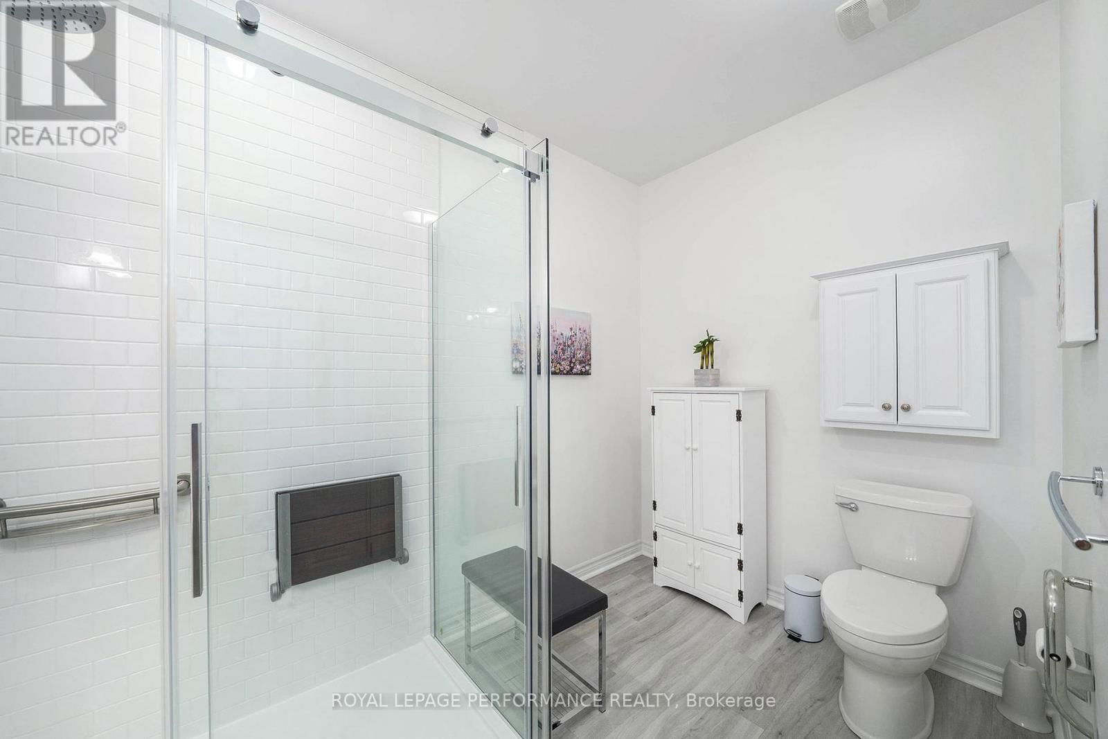 650 COUNTRY TRAIL PRIVATE Image 16