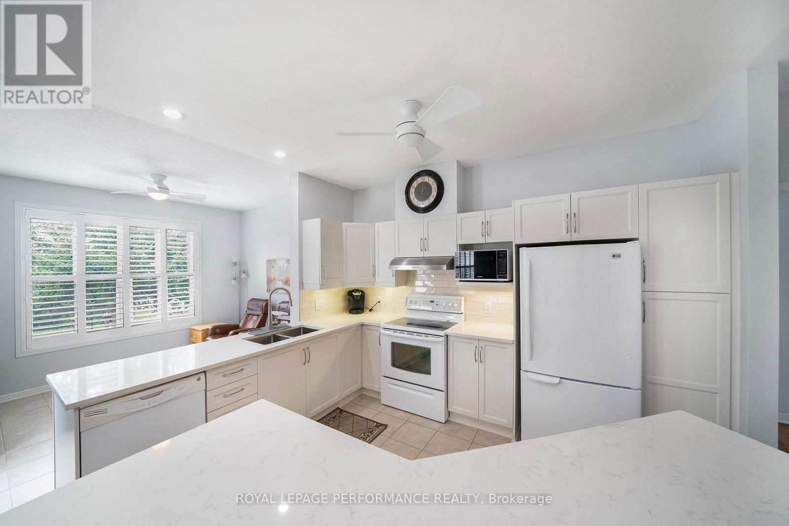 650 COUNTRY TRAIL PRIVATE Image 9