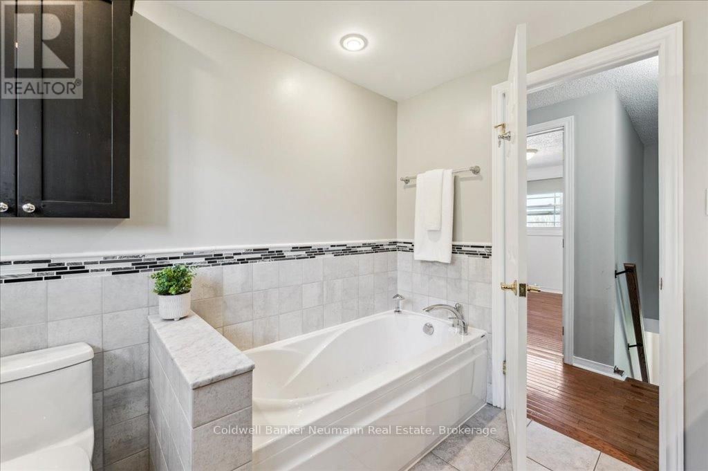 203 ELMIRA ROAD SOUTH Image 29