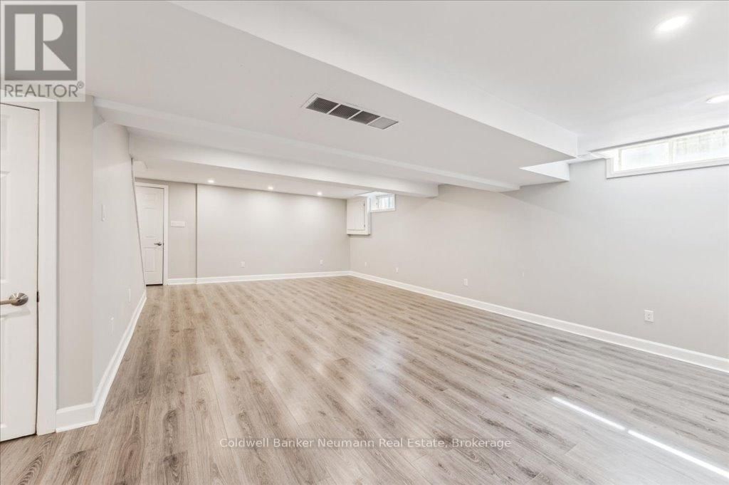 203 ELMIRA ROAD SOUTH Image 32