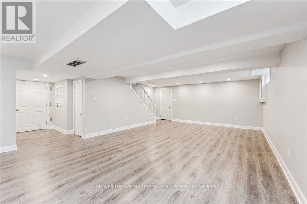 203 ELMIRA ROAD SOUTH Image 33