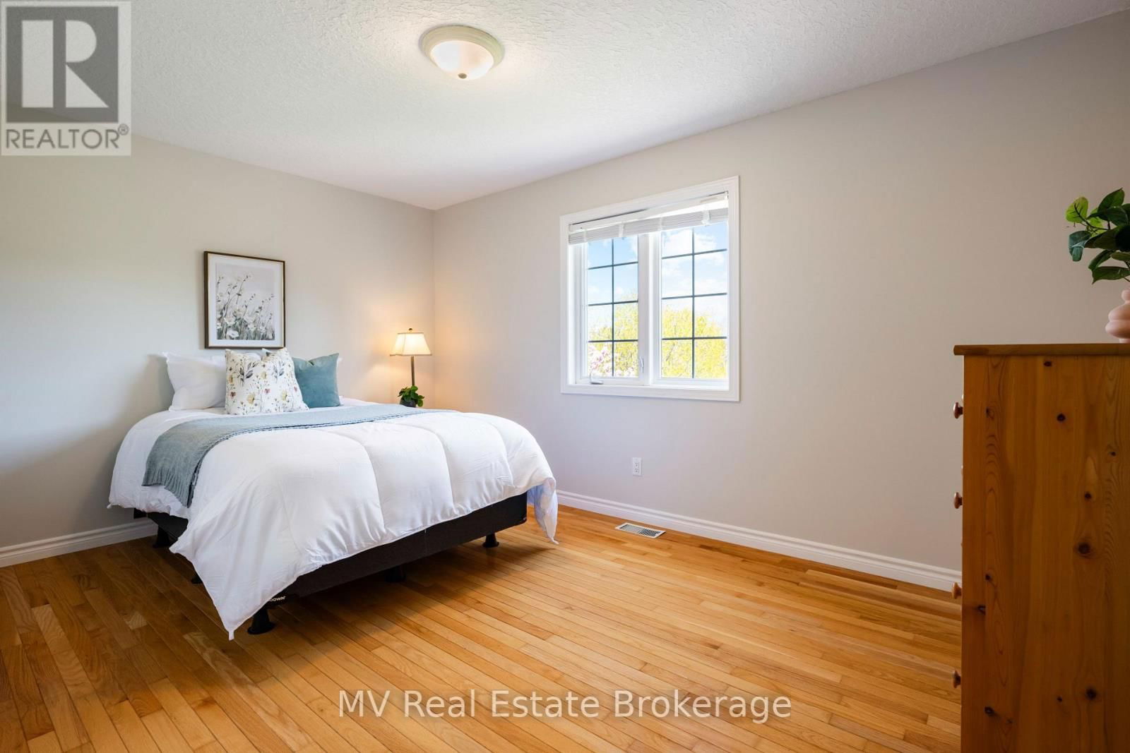 845 ST. GEORGE STREET EAST Image 32