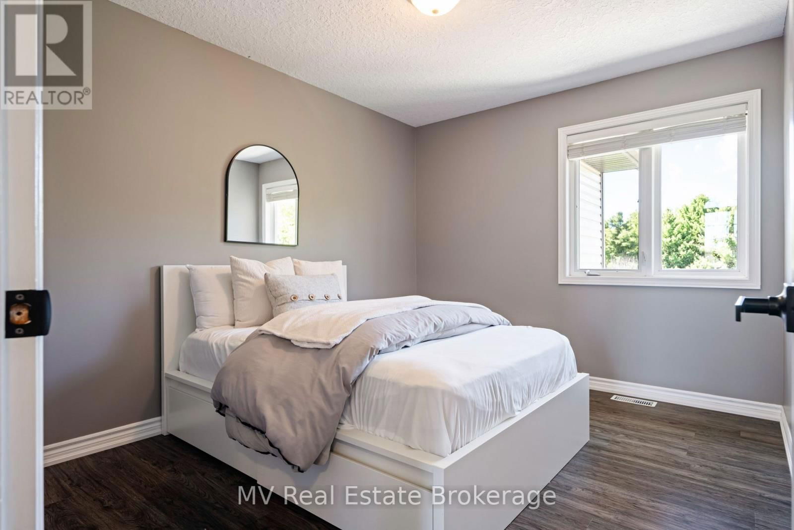 845 ST. GEORGE STREET EAST Image 36