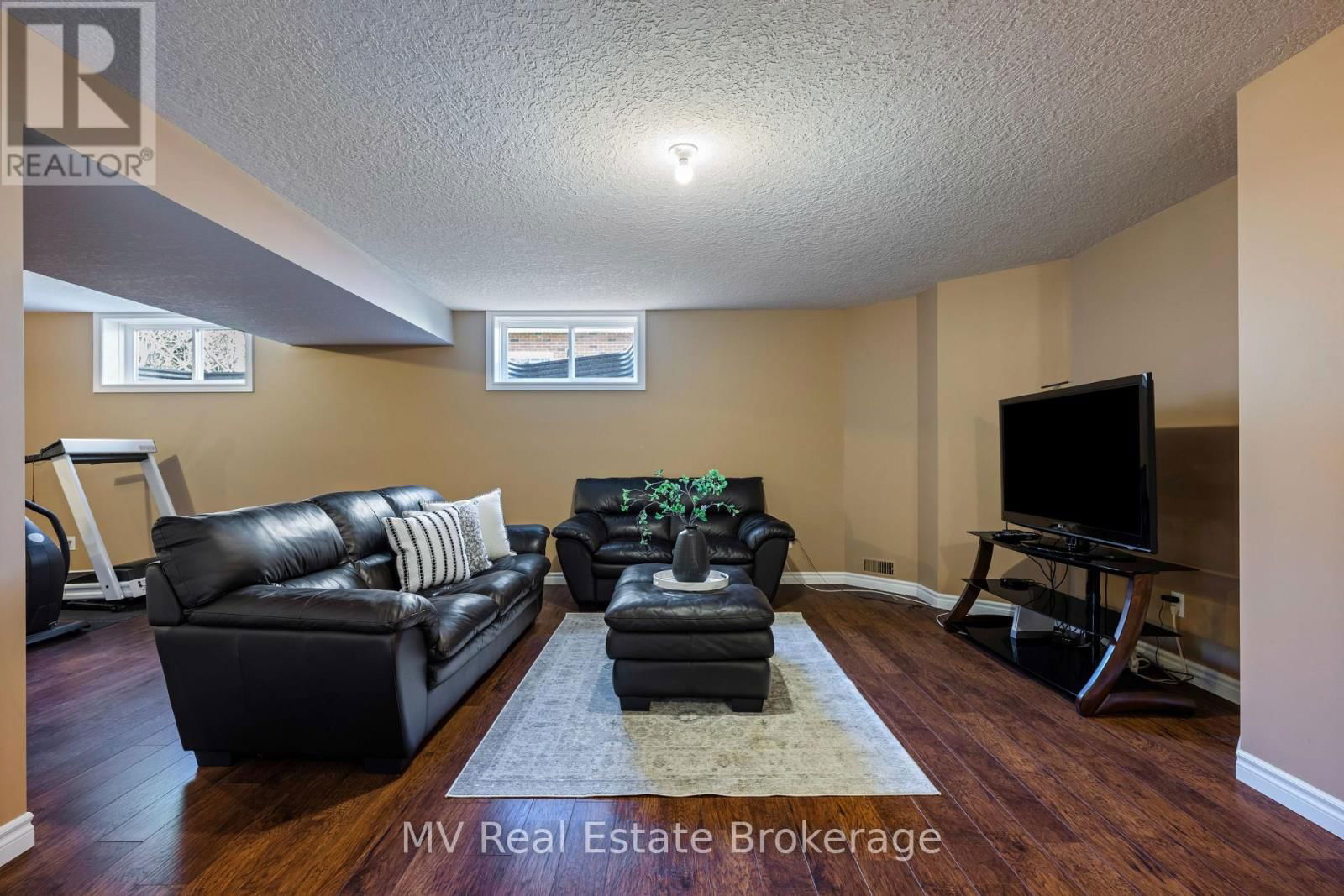 845 ST. GEORGE STREET EAST Image 37
