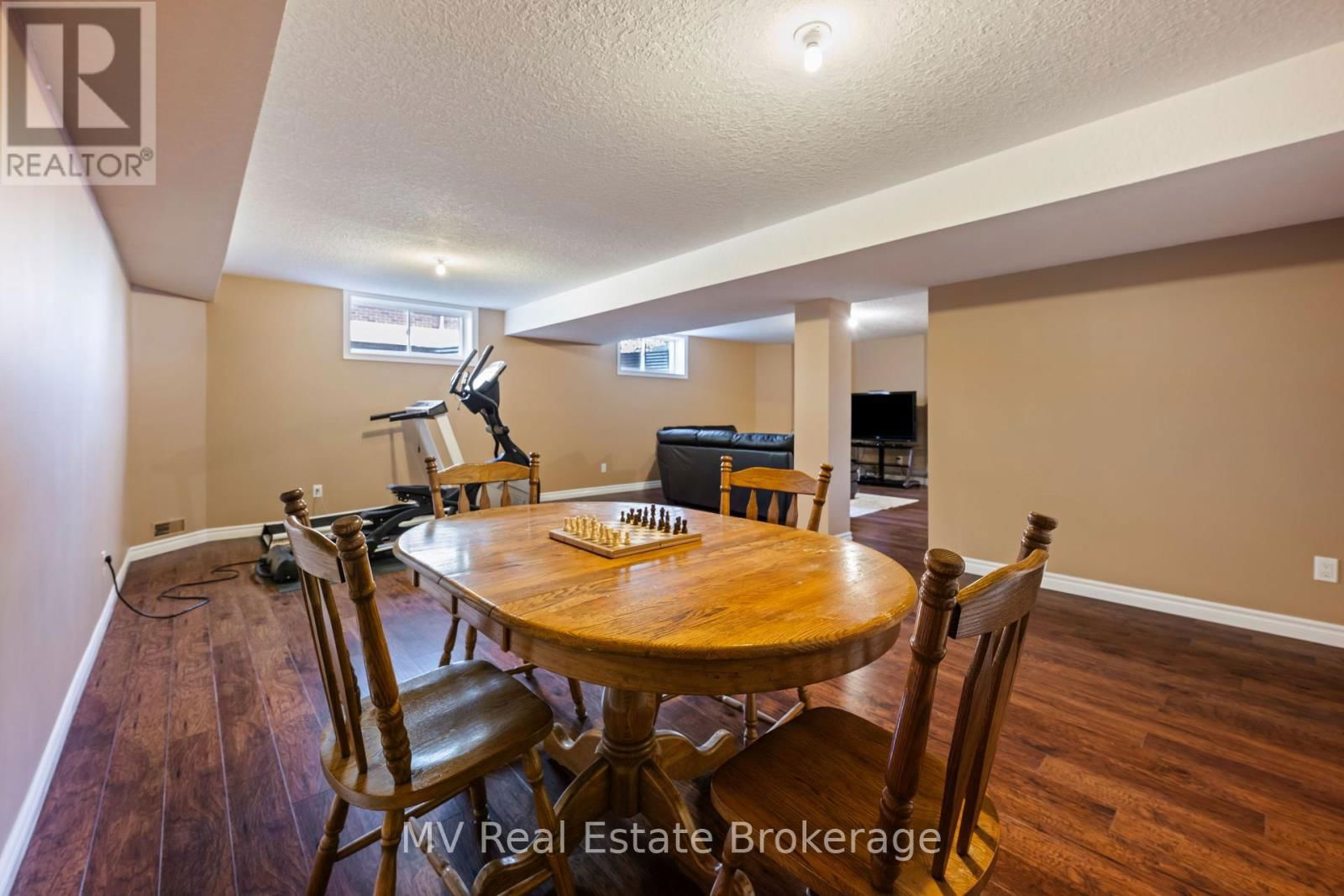 845 ST. GEORGE STREET EAST Image 39