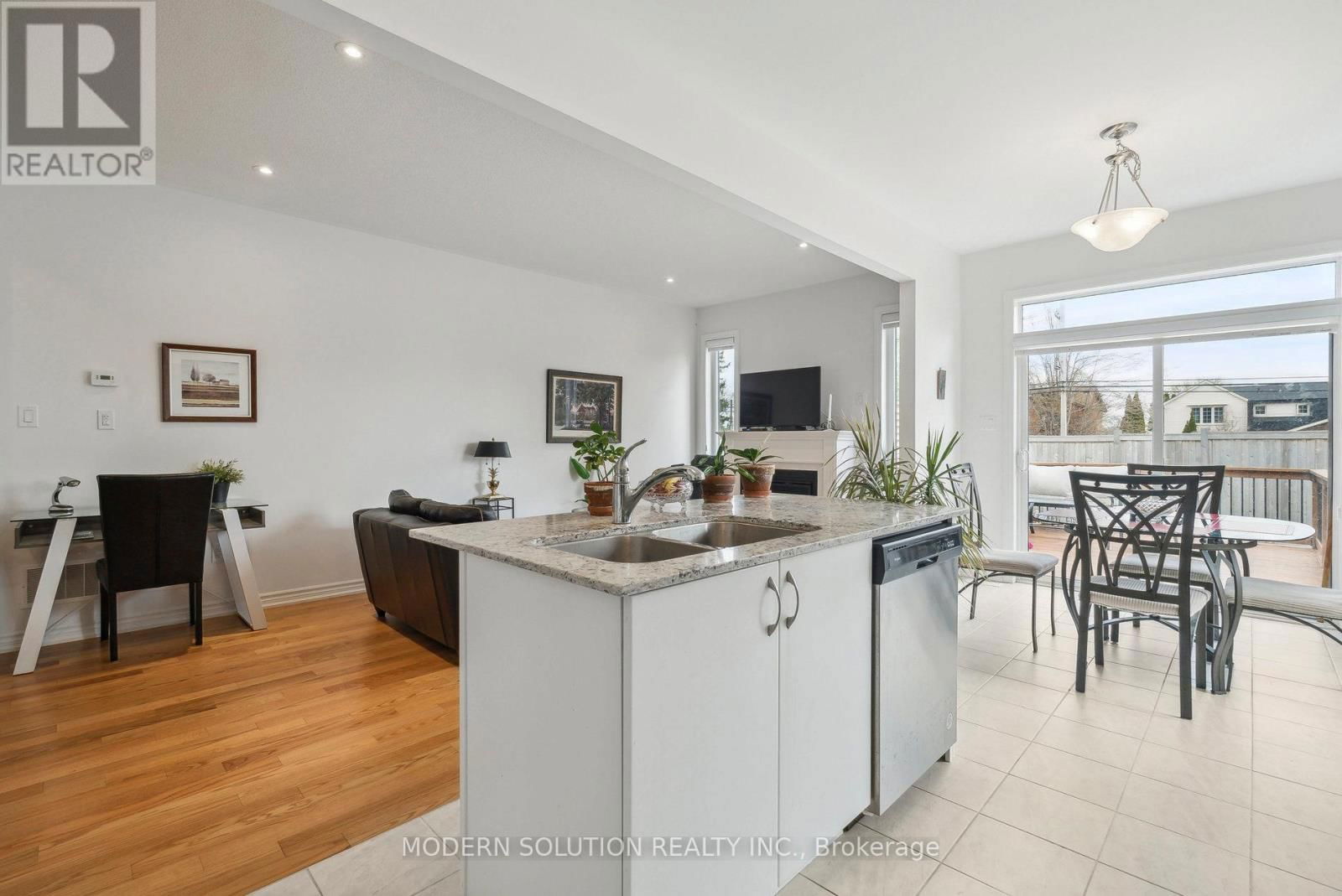 6 HENNESSEY CRESCENT Image 10
