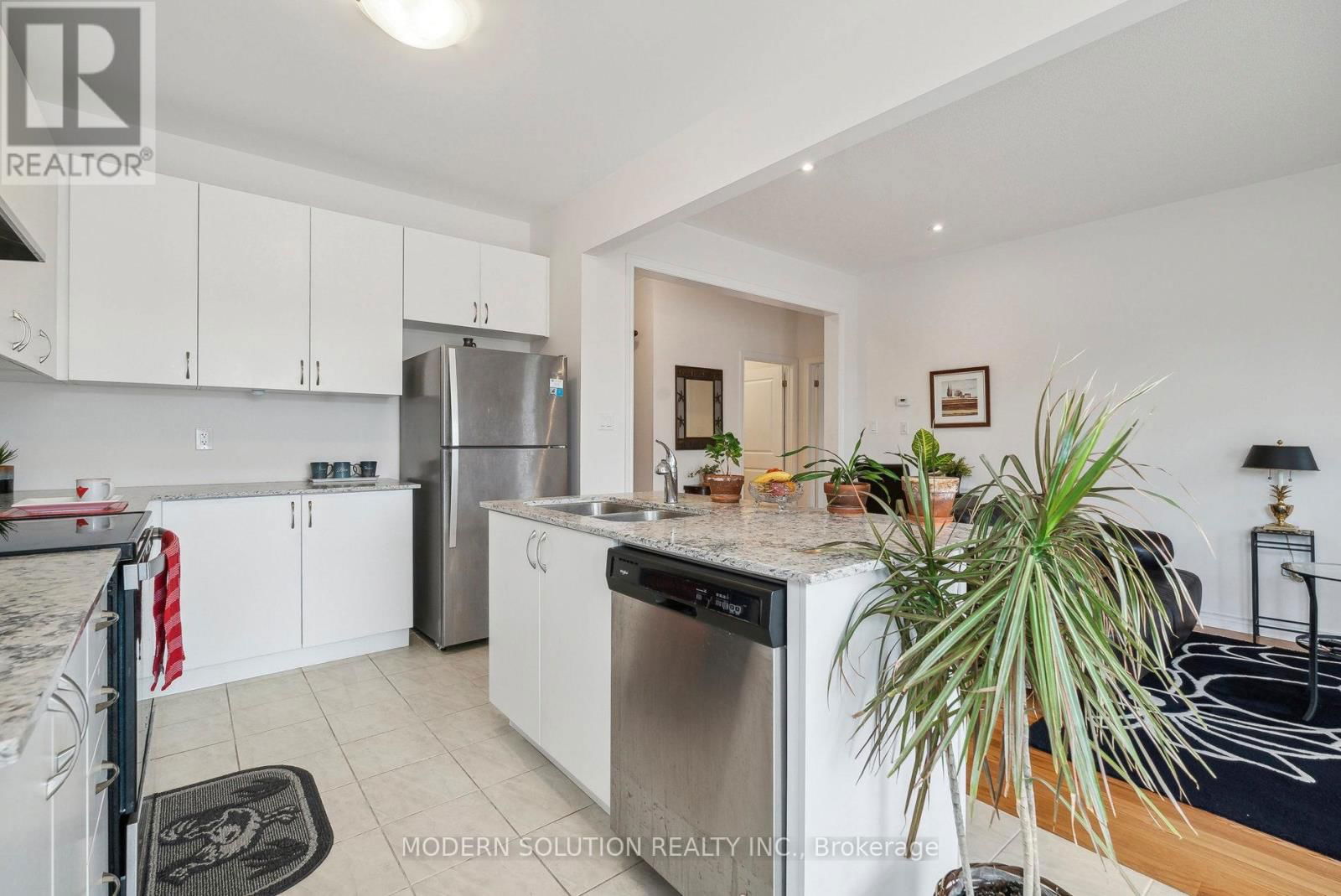 6 HENNESSEY CRESCENT Image 12
