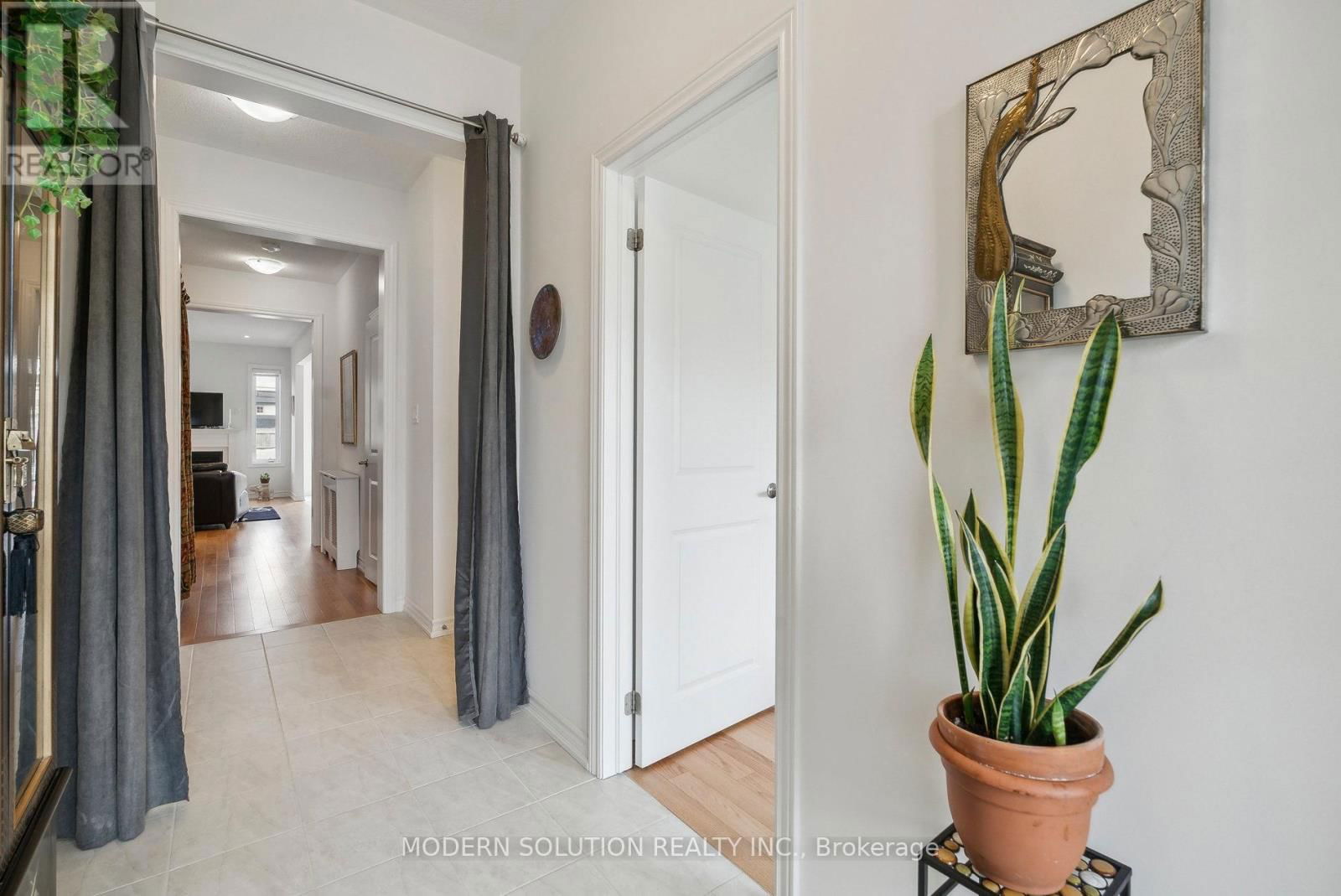 6 HENNESSEY CRESCENT Image 4