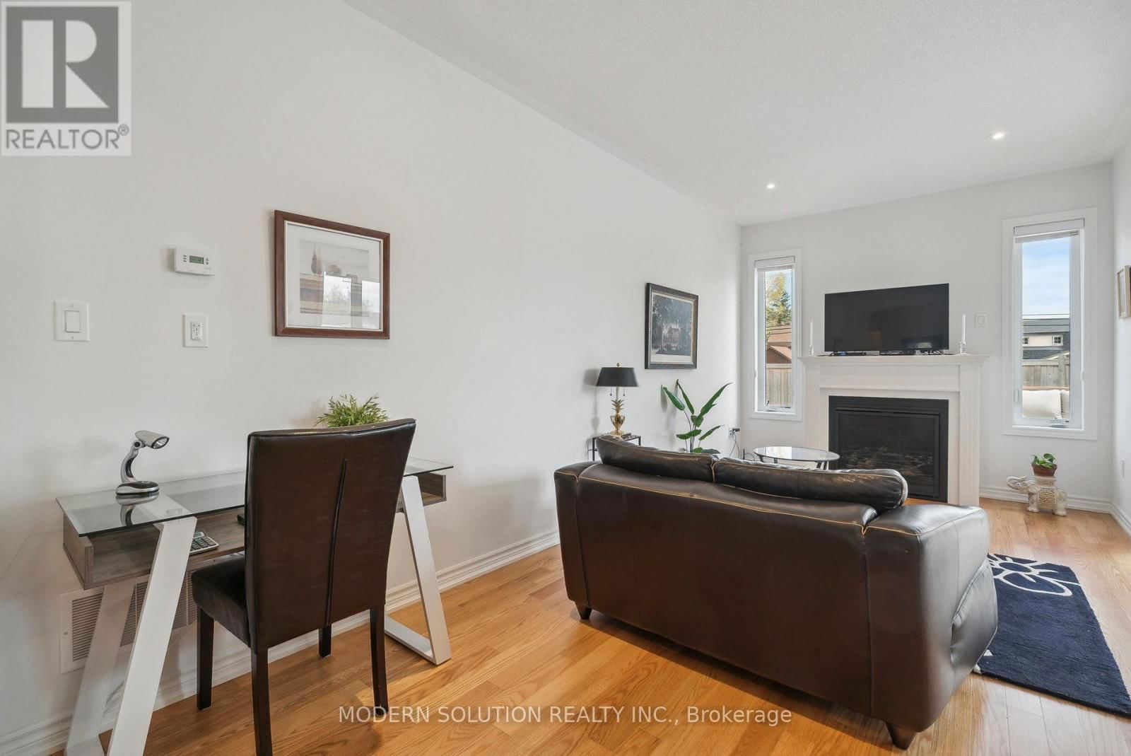 6 HENNESSEY CRESCENT Image 5