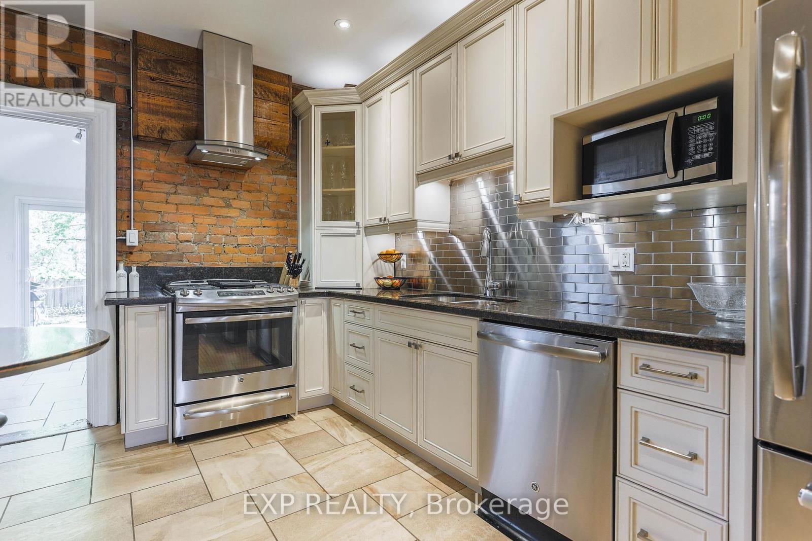 132 CHARLTON AVENUE WEST Image 13
