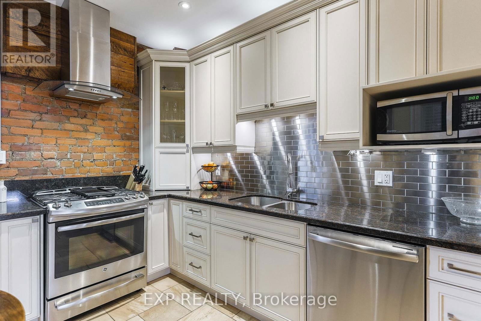 132 CHARLTON AVENUE WEST Image 14