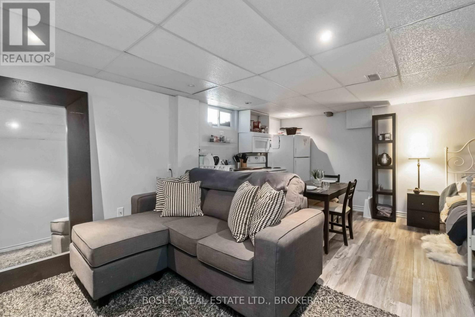 15 WESTLAKE LANE Image 19