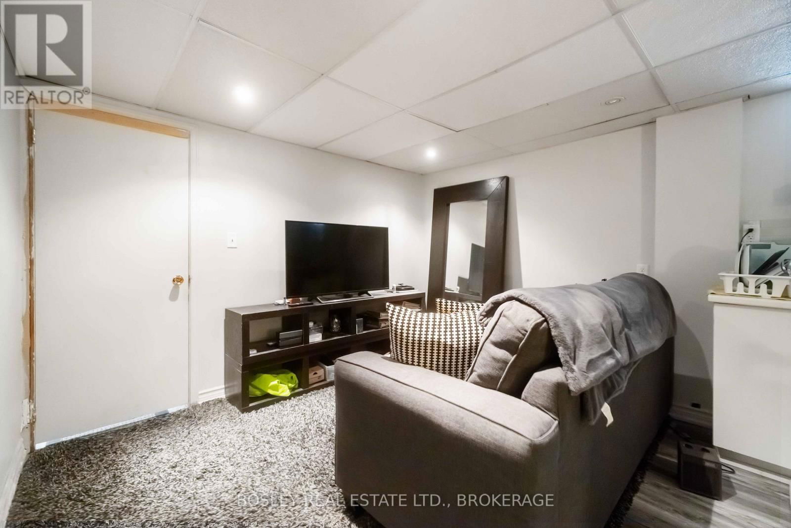 15 WESTLAKE LANE Image 20