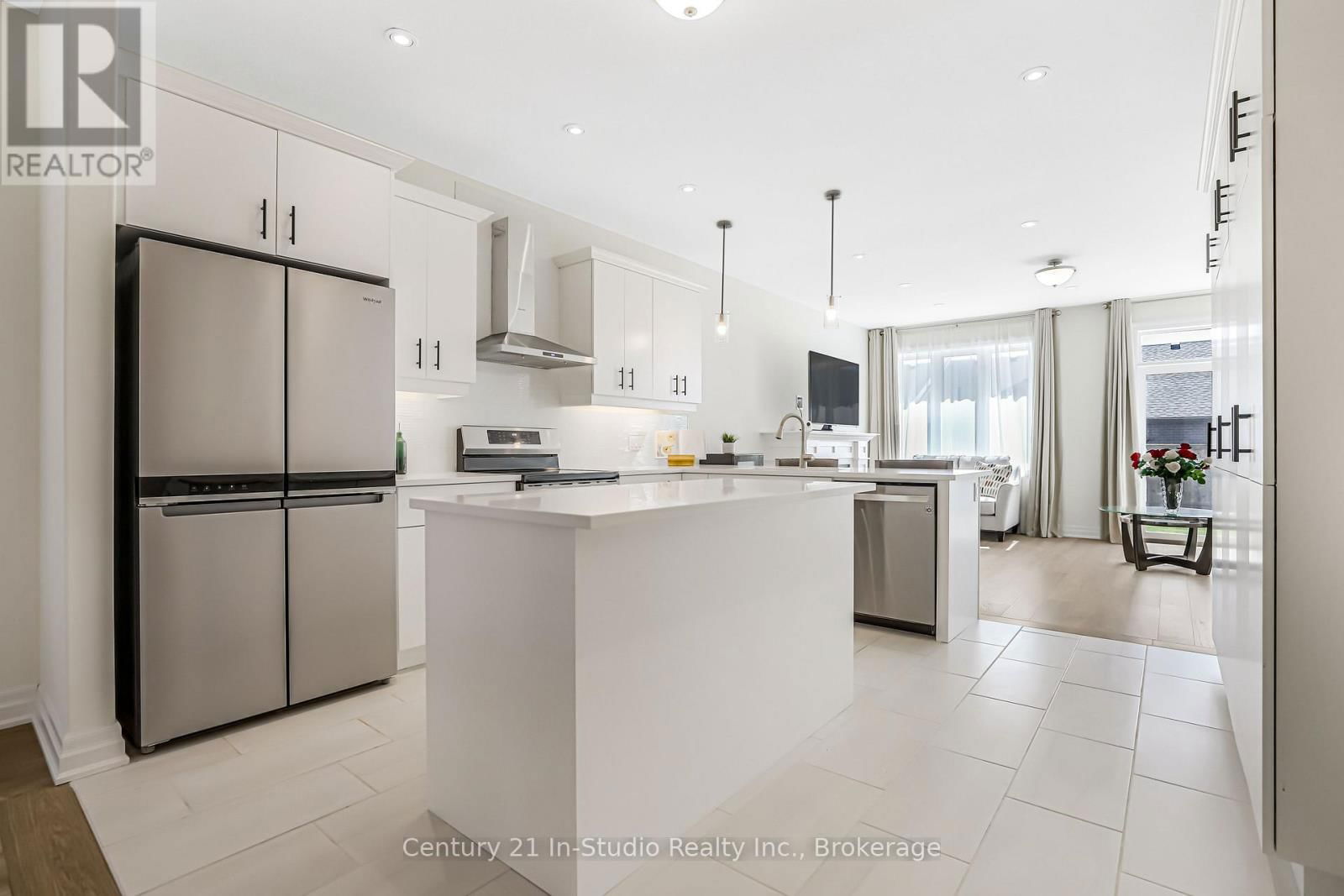 446 WALKER CRESCENT Image 17