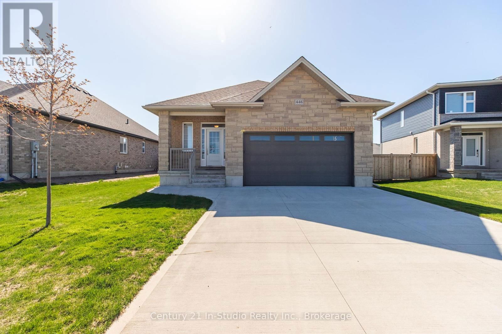 446 WALKER CRESCENT Image 2