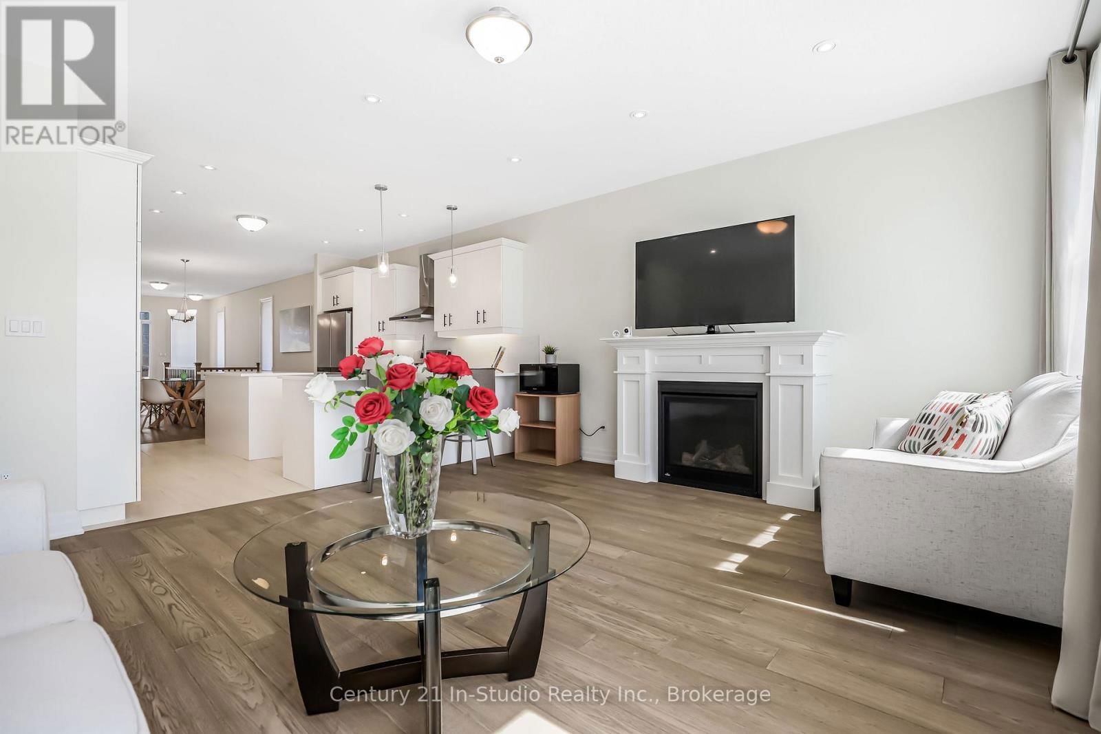 446 WALKER CRESCENT Image 24