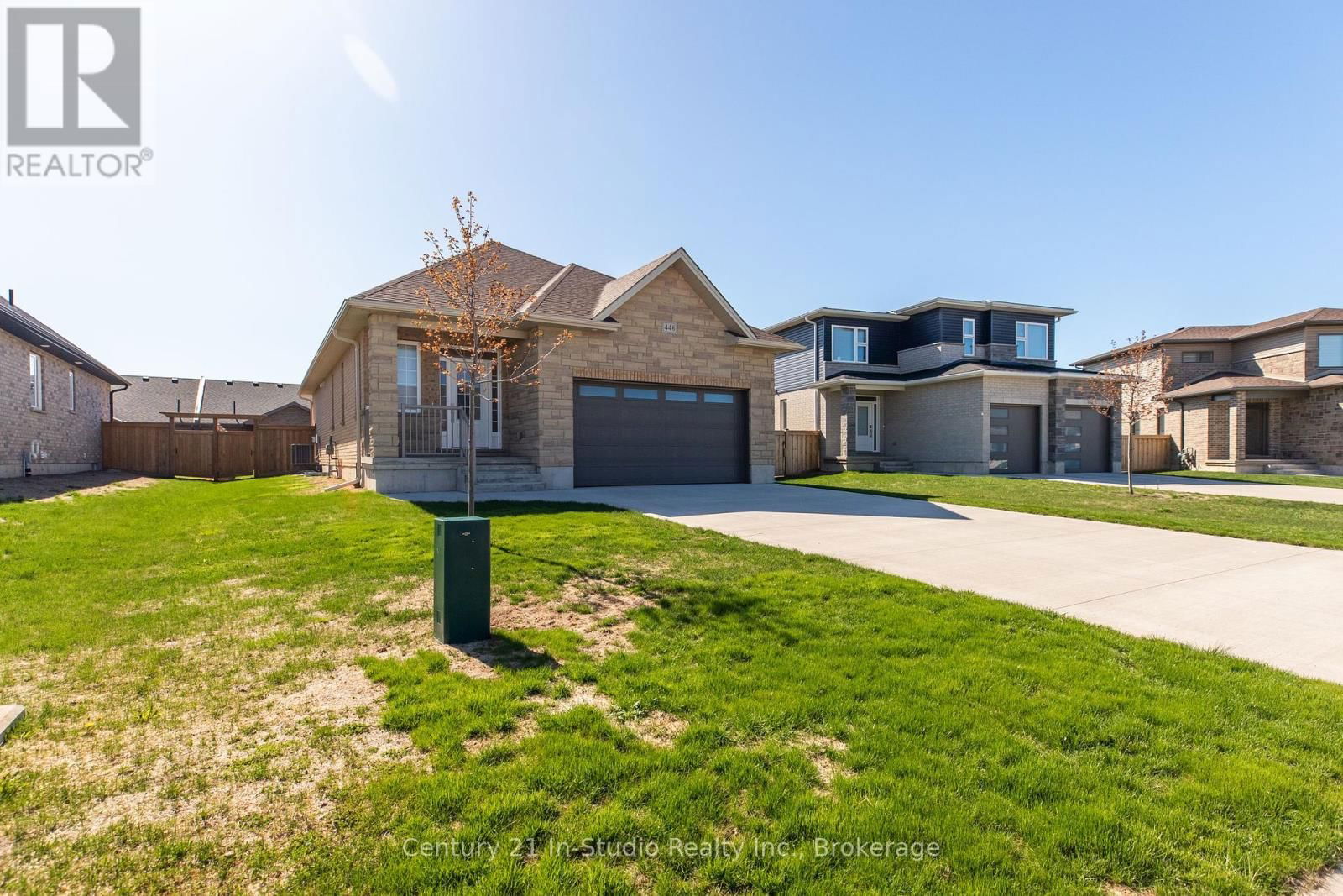 446 WALKER CRESCENT Image 3