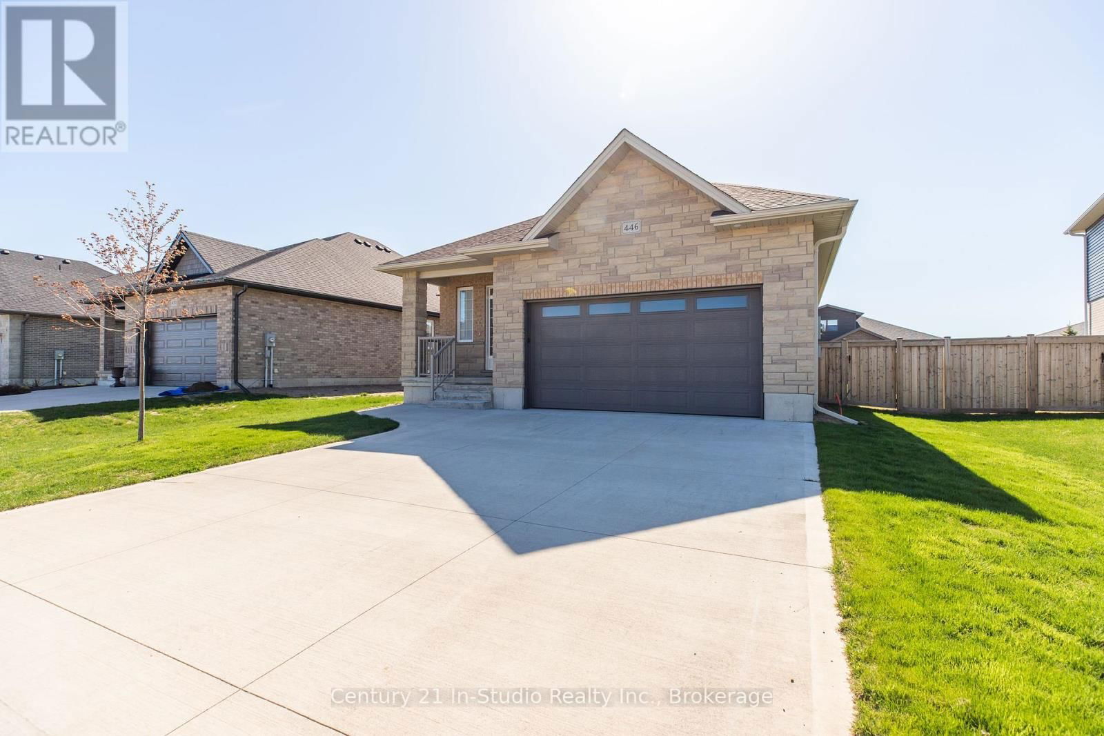 446 WALKER CRESCENT Image 4