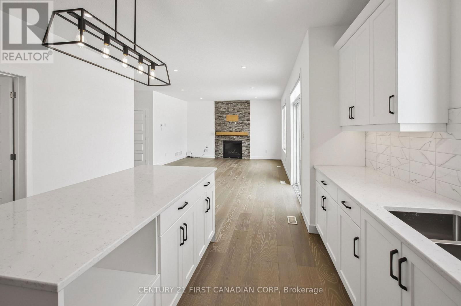 30 SPRUCE CRESCENT Image 12