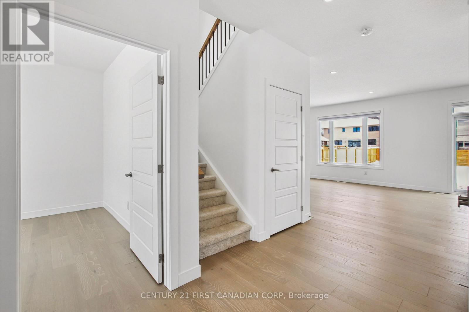 30 SPRUCE CRESCENT Image 2