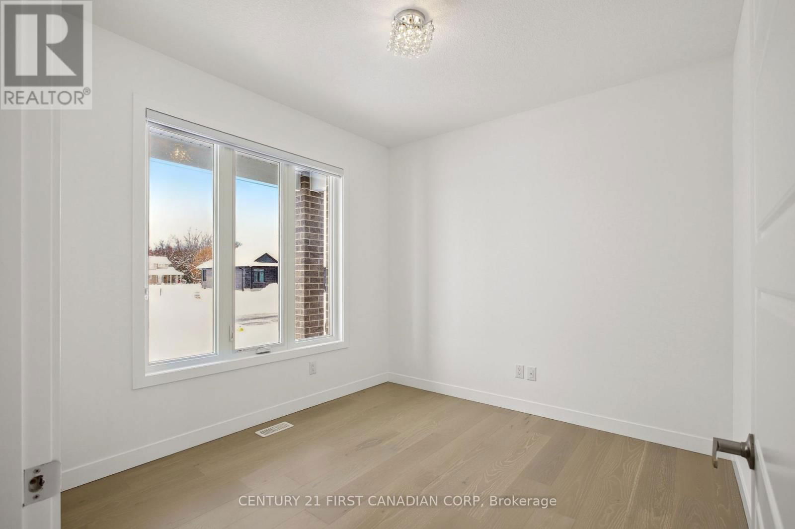 30 SPRUCE CRESCENT Image 4