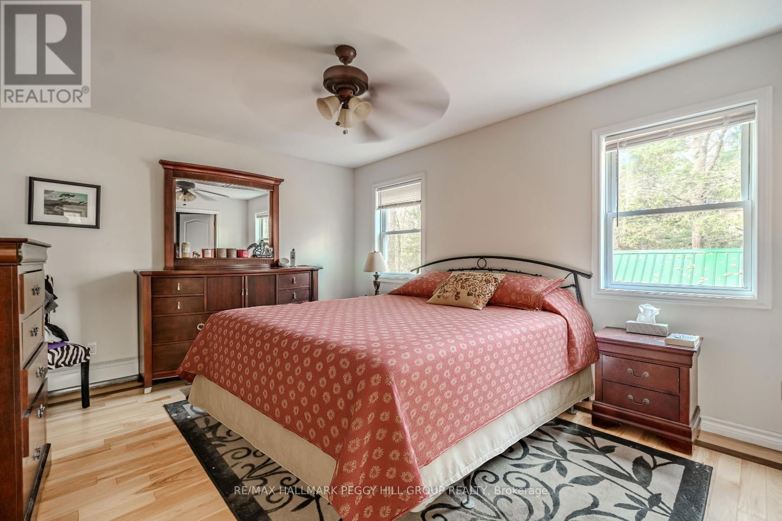 4 CLOVER COURT Image 17