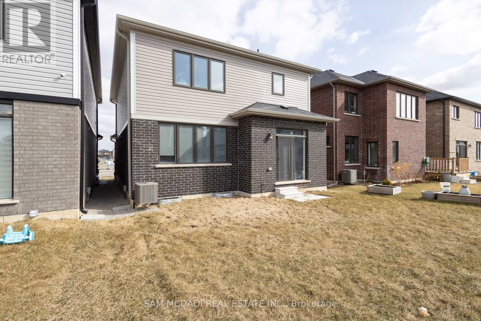 180 WHITHORN CRESCENT Image 31