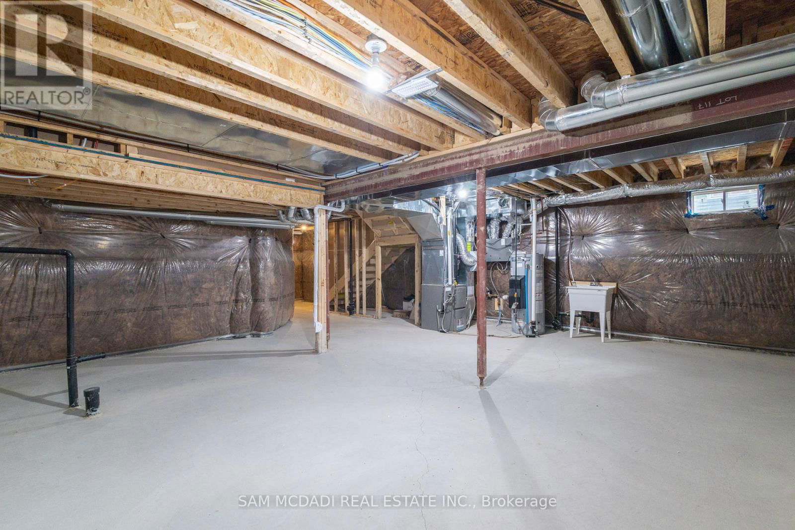 180 WHITHORN CRESCENT Image 32