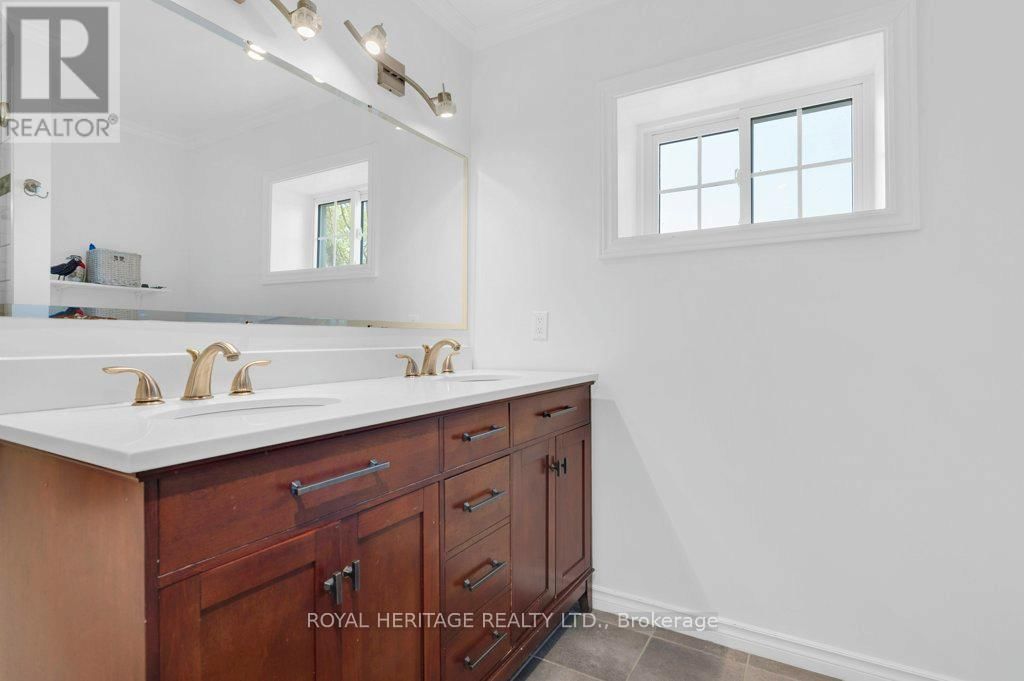 180 BYRON STREET WEST Image 24