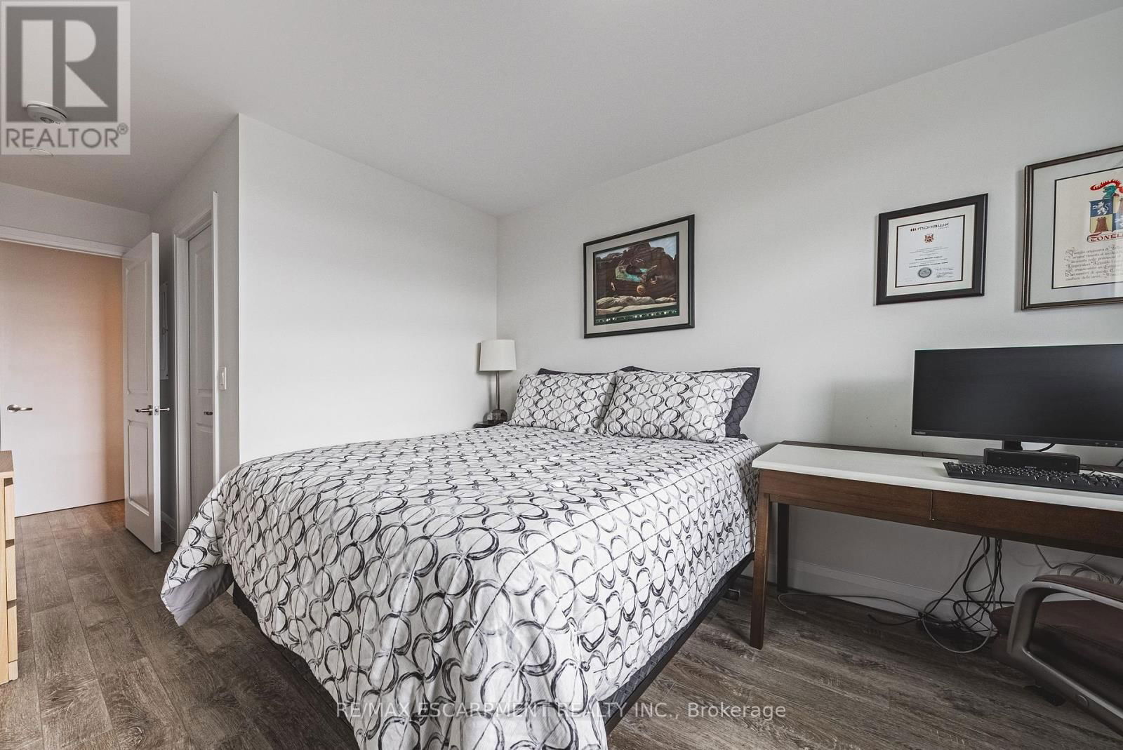 215 - 1 REDFERN AVENUE Image 11