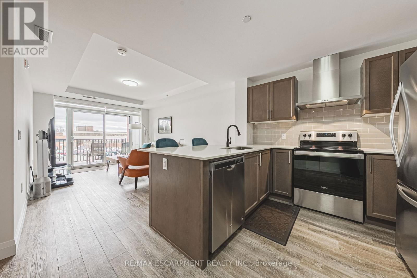 215 - 1 REDFERN AVENUE Image 4