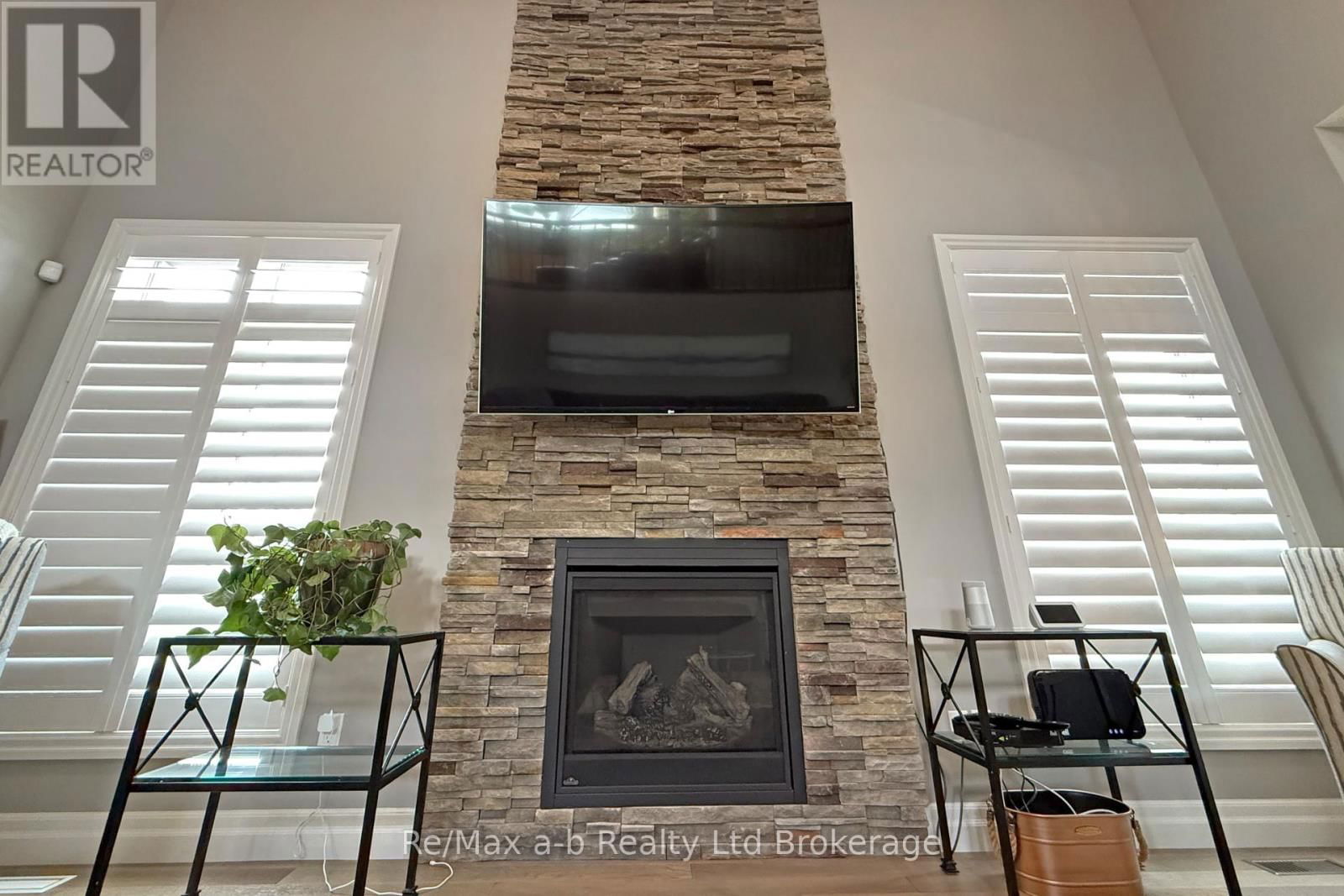 1236 ALBERNI ROAD Image 11