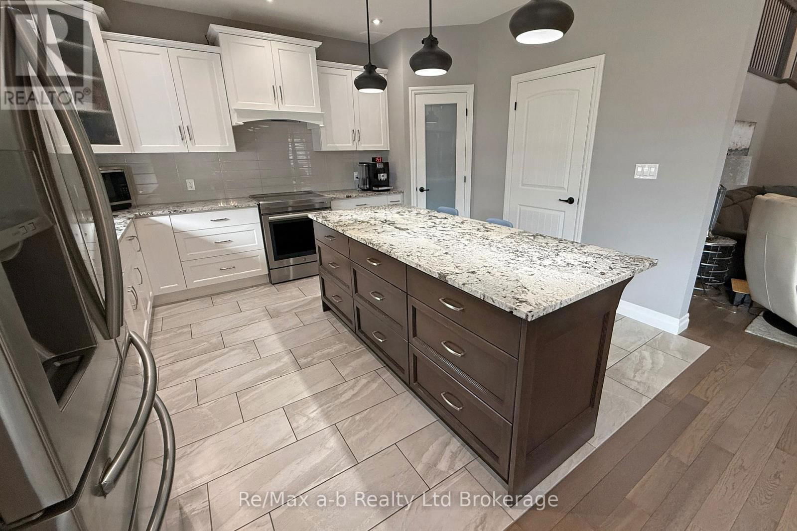 1236 ALBERNI ROAD Image 19