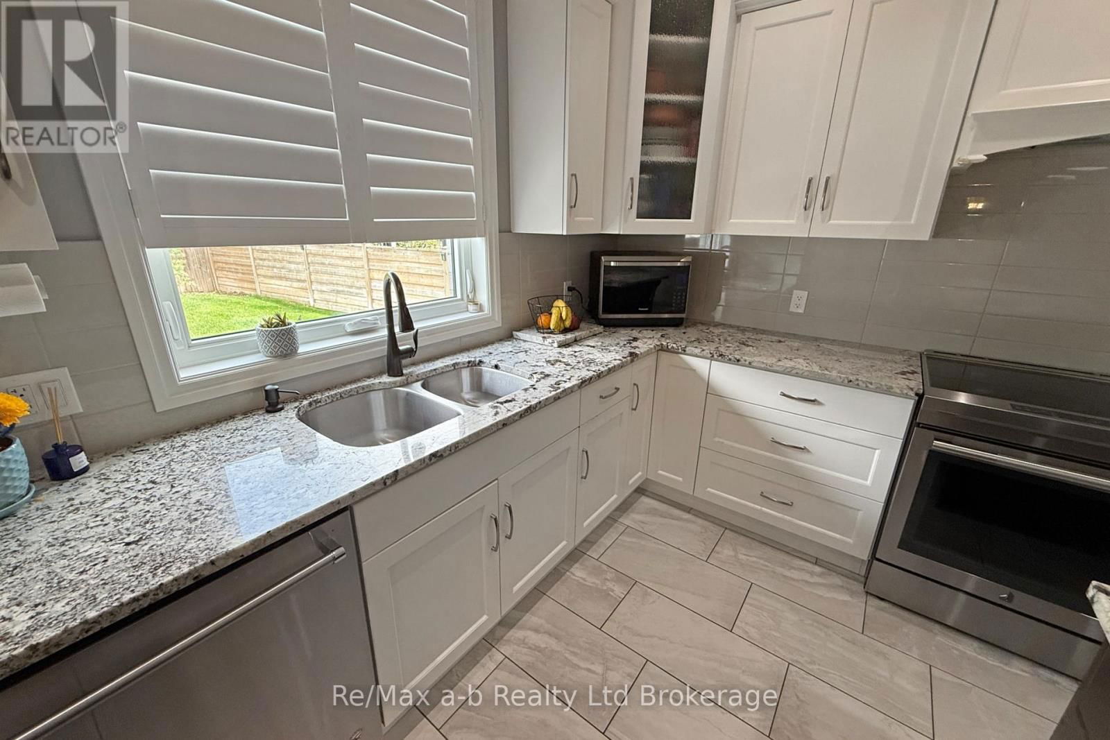 1236 ALBERNI ROAD Image 21