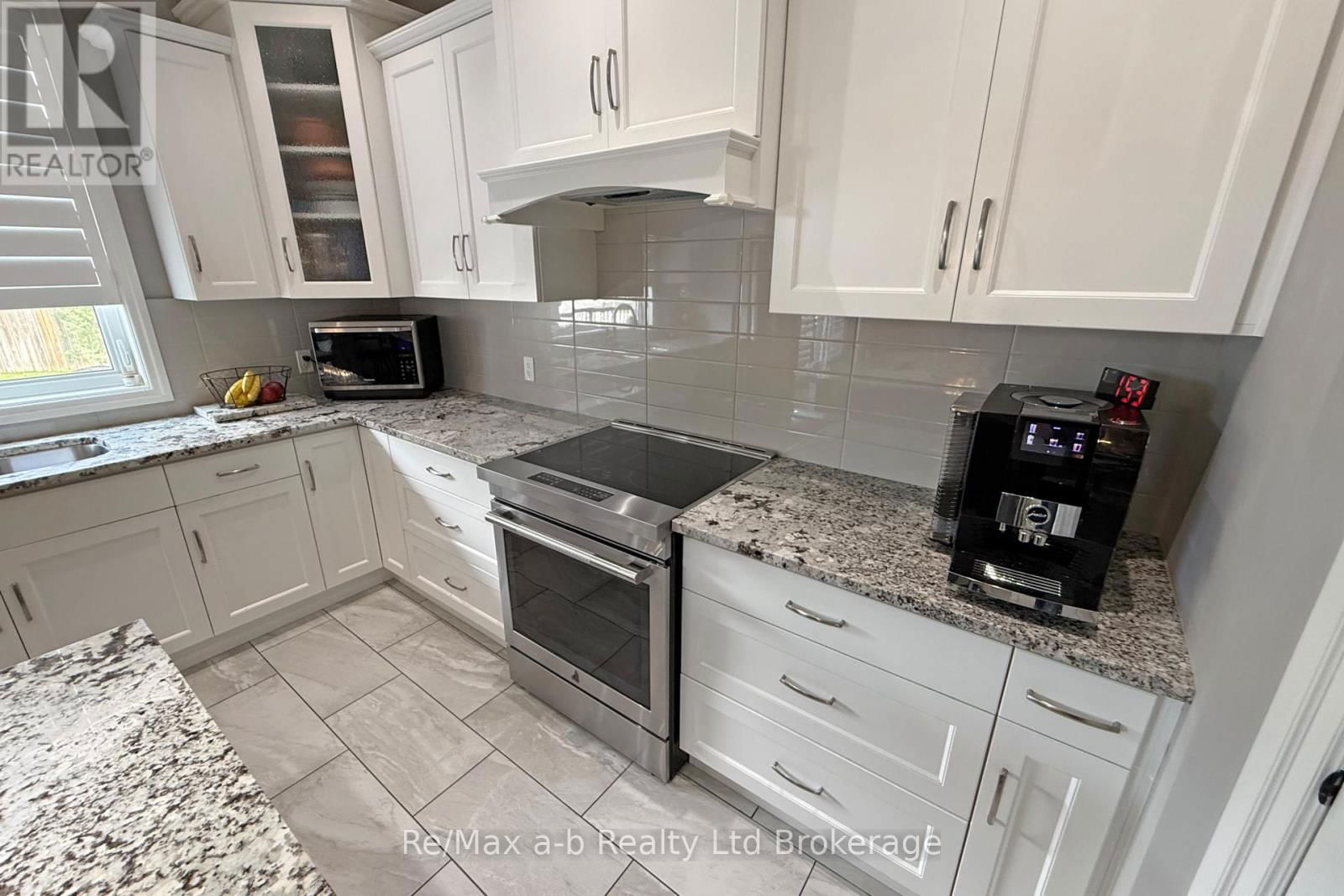 1236 ALBERNI ROAD Image 22