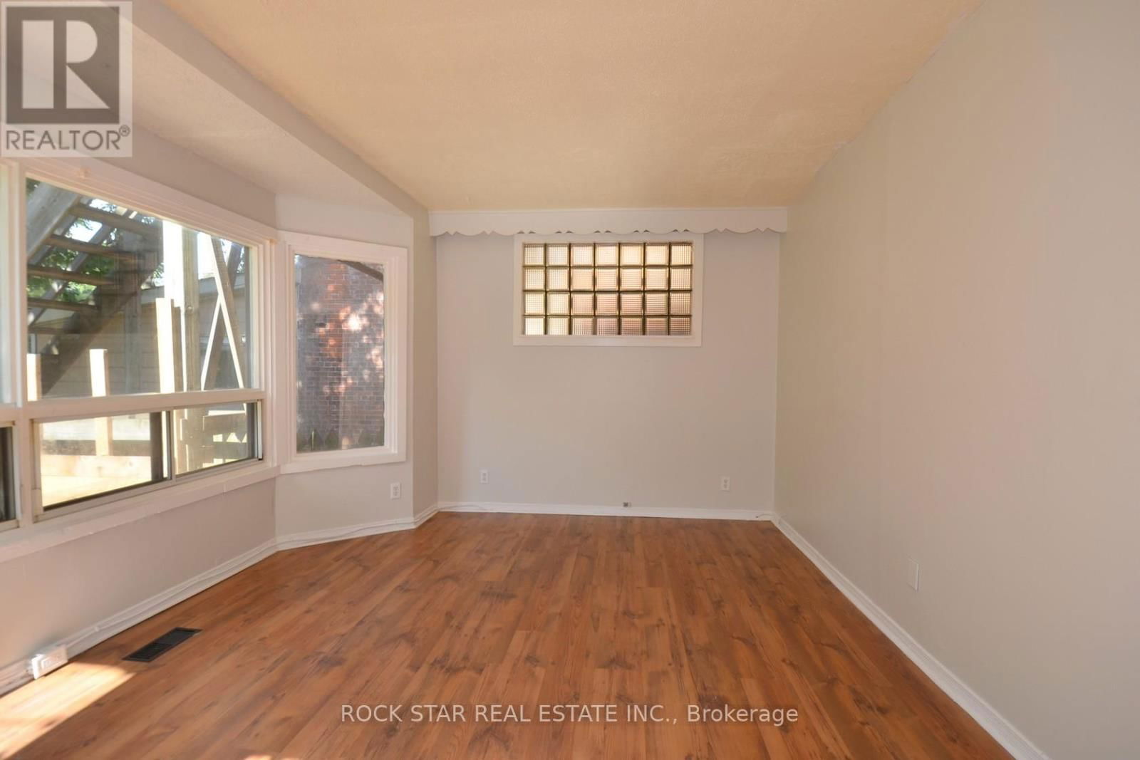 58 ERIE AVENUE Image 11