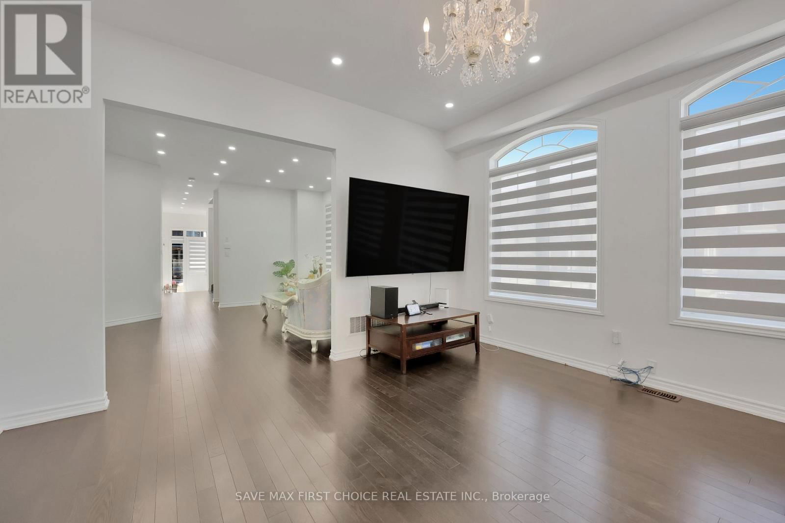 1 ROWLEY STREET Image 17