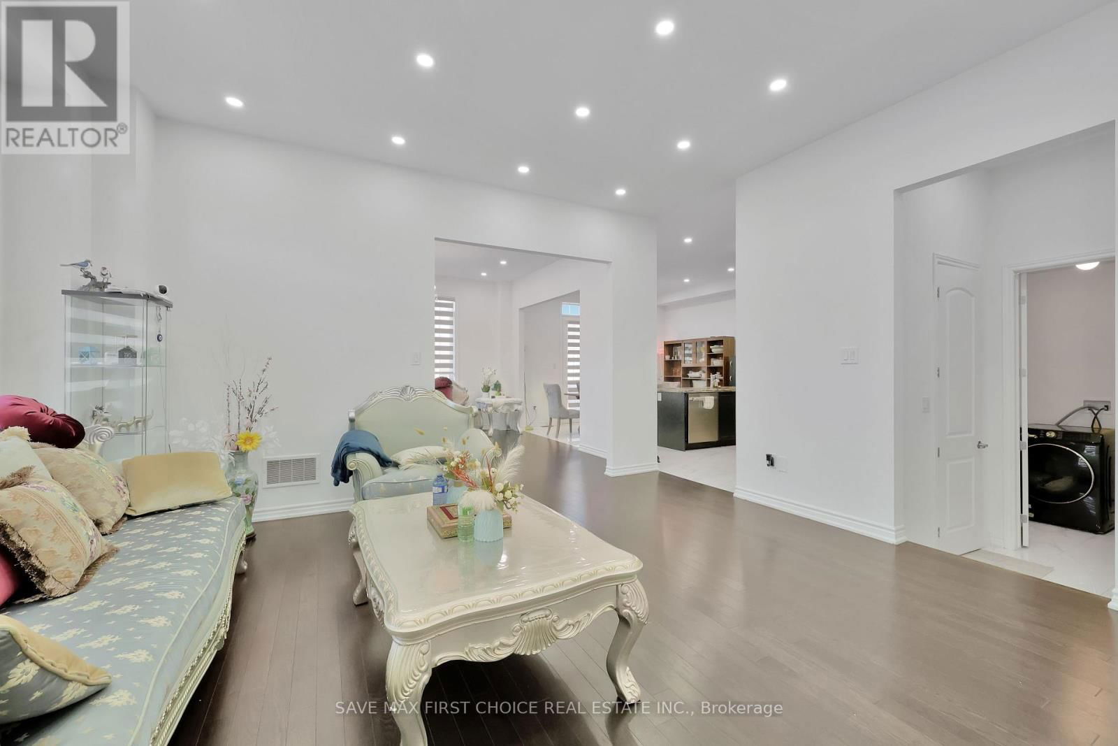 1 ROWLEY STREET Image 18