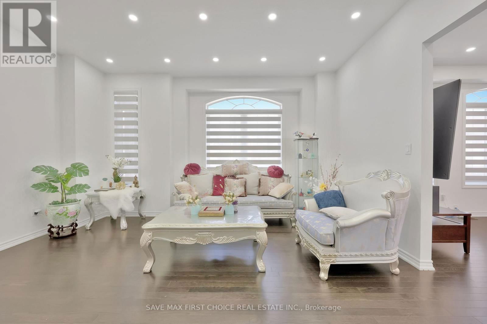 1 ROWLEY STREET Image 9