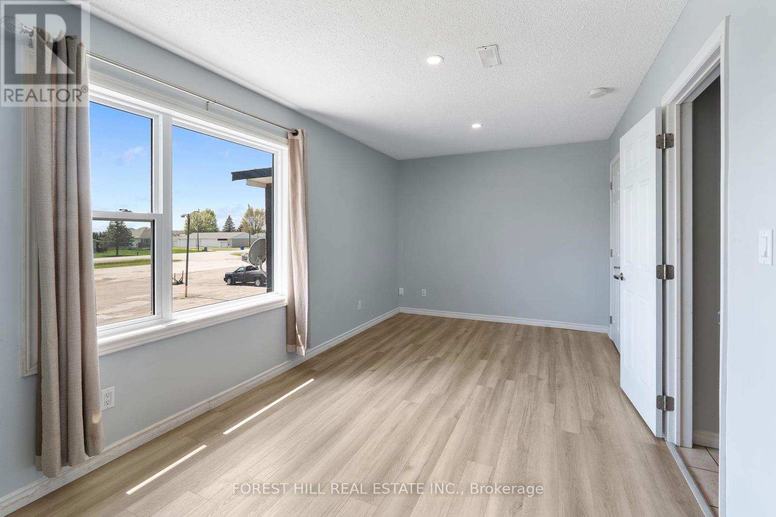 2024 DUFFERIN AVENUE Image 45