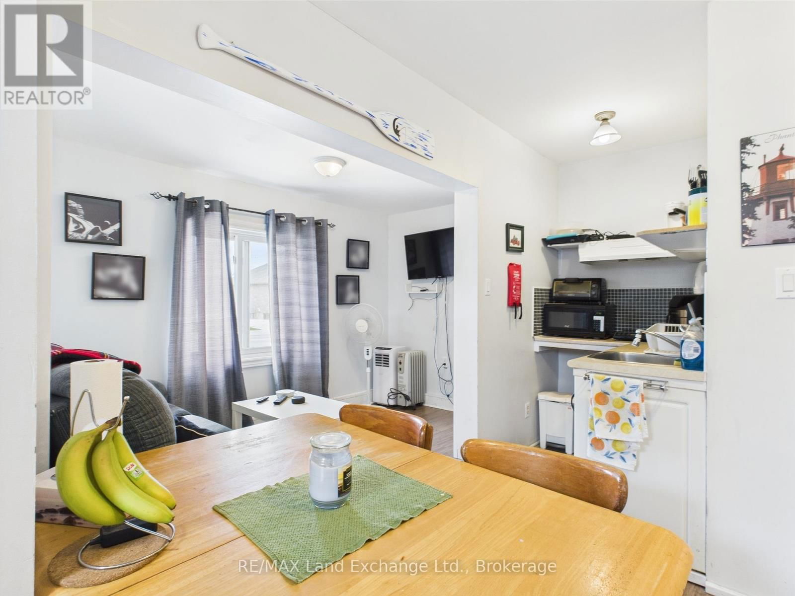 581 HURON TERRACE Image 11