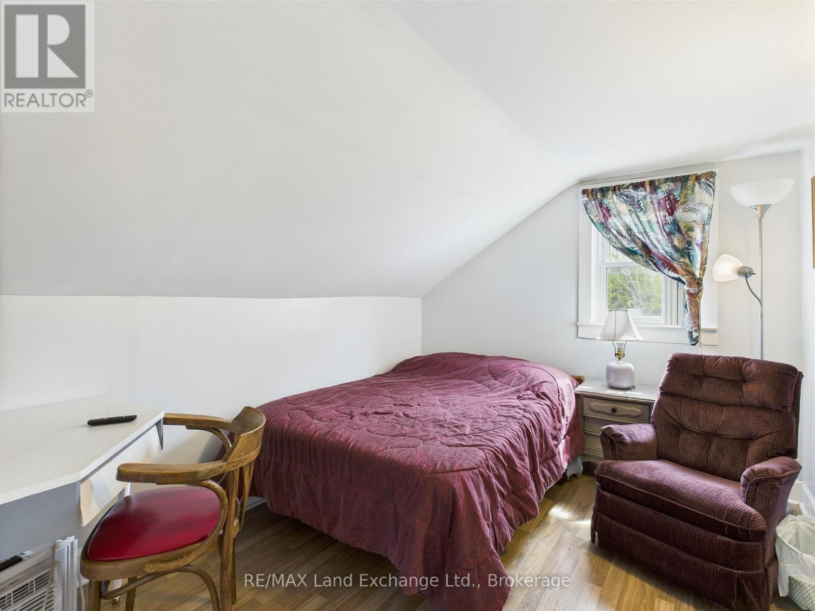 581 HURON TERRACE Image 13
