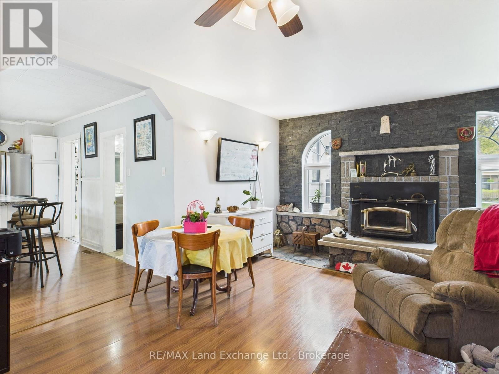 581 HURON TERRACE Image 6