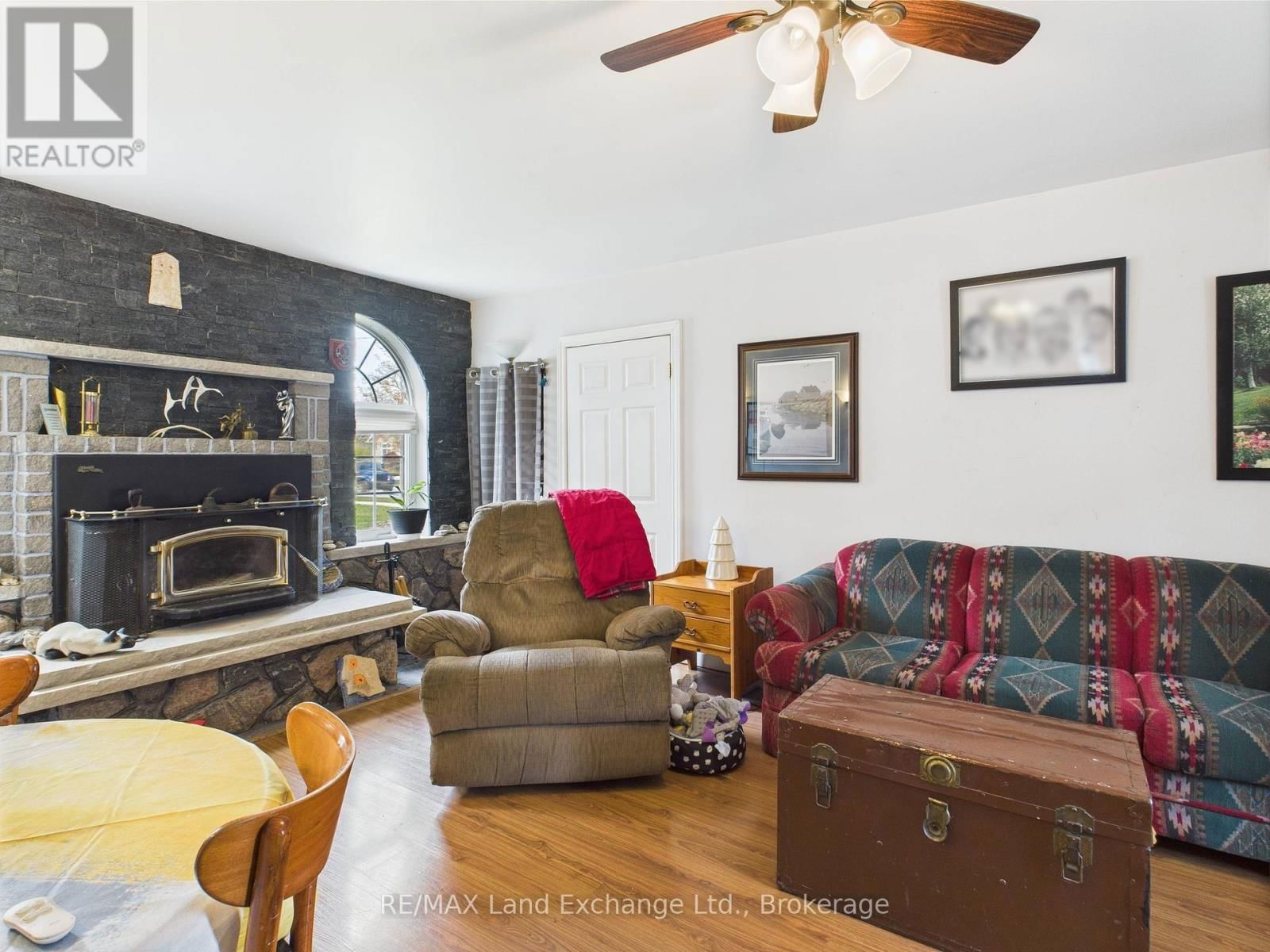 581 HURON TERRACE Image 7